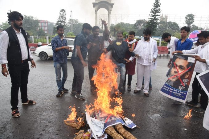 जन अधिकार छात्र परिषद् ने सलमान खान और करण जौहर का पुतला फूंका
