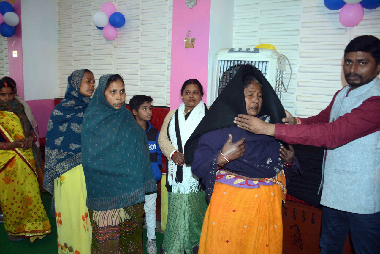पप्पू यादव के जन्मदिन पर गरीबों के बीच कंबल और भोजन वितरण किया गया